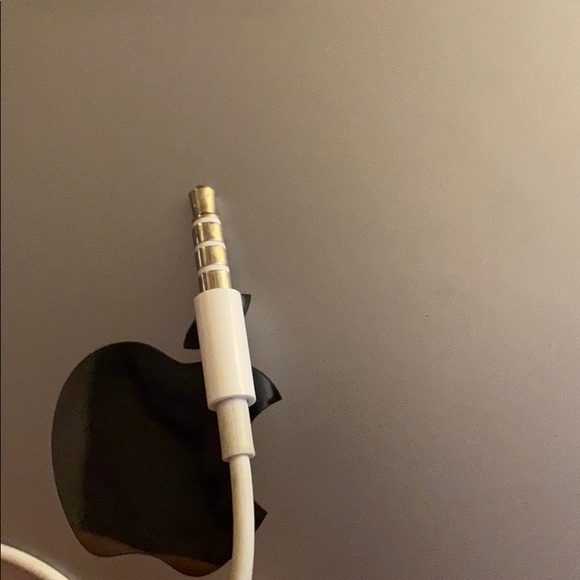 Wired apple earbuds - plug in - Picture 3 of 3